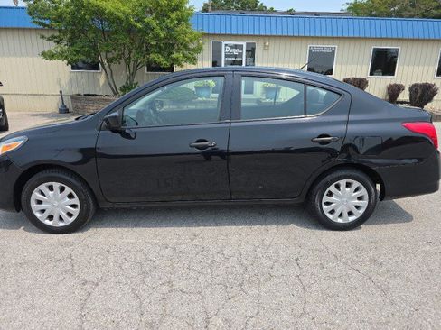 Used 2016 Nissan Versa S FWD image 5