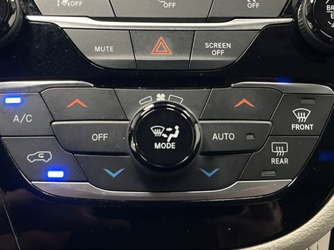 Used 2023 Chrysler Pacifica Limited w/ Uconnect Theater Family Group FWD image 18