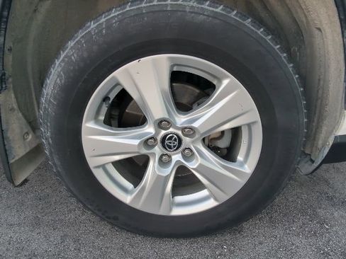 Used 2021 Toyota RAV4 XLE w/ Convenience Package AWD/4WD image 16