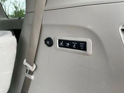 Used 2019 Chrysler Pacifica Limited FWD image 12