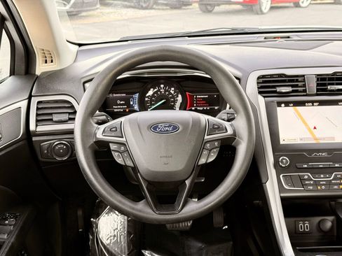 Used 2019 Ford Fusion SE FWD image 24