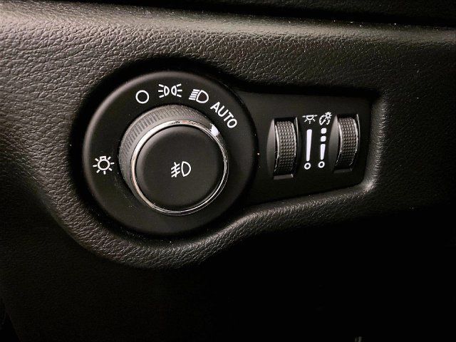 Used 2019 Chrysler Pacifica Limited w/ Advanced Safetytec Group FWD image 31