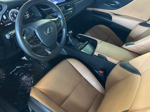 Used 2025 Lexus ES 300h w/ Premium Package FWD image 4