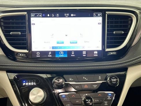 Used 2023 Chrysler Pacifica Touring-L FWD image 14