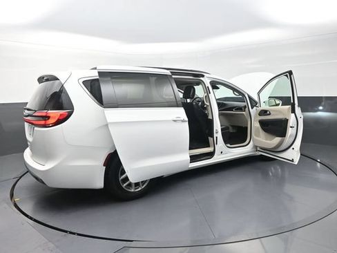 Used 2022 Chrysler Pacifica Touring-L FWD image 37