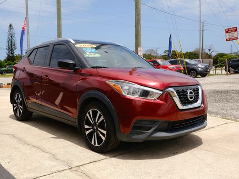 Used 2019 Nissan Kicks SV FWD image 3