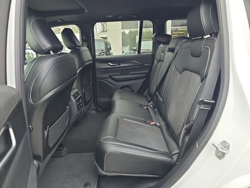 New 2025 Jeep Grand Cherokee Altitude image 29