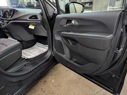 New 2026 Chrysler Pacifica Select image 5