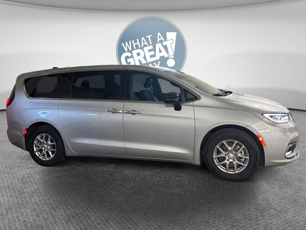 New 2026 Chrysler Pacifica Select FWD image 2