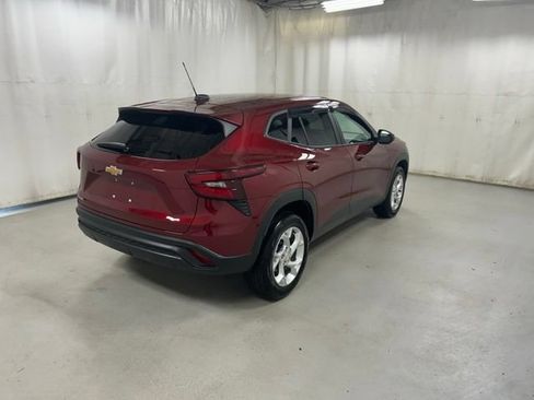 Used 2024 Chevrolet Trax LS w/ LS Convenience Package FWD image 4