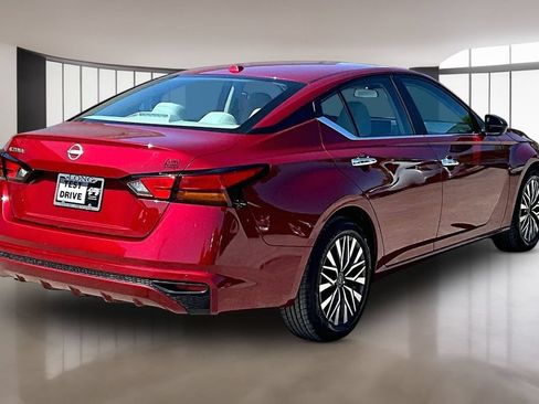 Used 2025 Nissan Altima 2.5 SV FWD image 2