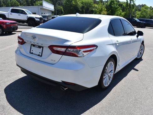 Used 2019 Toyota Camry XLE image 9