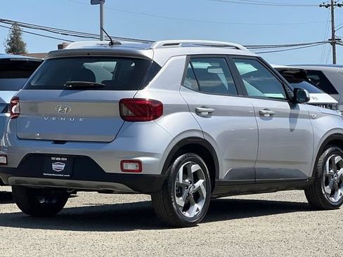 Used 2025 Hyundai Venue SEL FWD image 5
