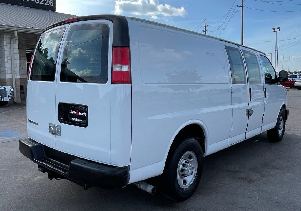 Used 2017 Chevrolet Express 2500 Extended RWD image 3