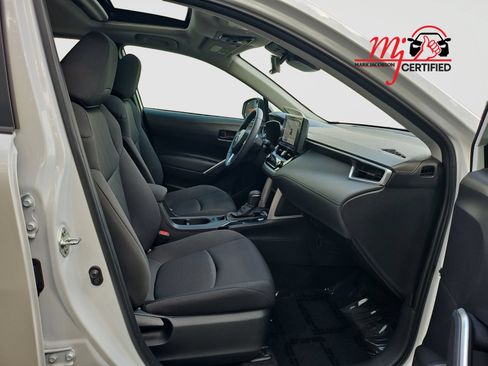 Used 2024 Toyota Corolla Cross LE w/ Moonroof Package FWD image 18
