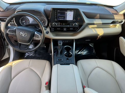 Used 2022 Toyota Highlander XLE image 2