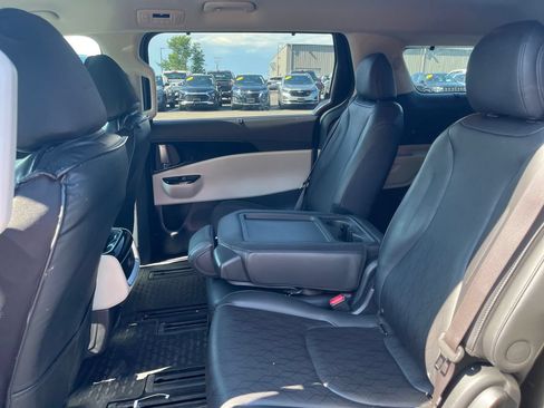 Used 2024 Kia Carnival EX FWD image 25