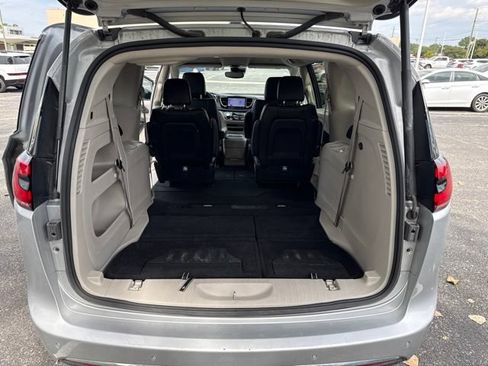Used 2024 Chrysler Pacifica Touring-L FWD image 20