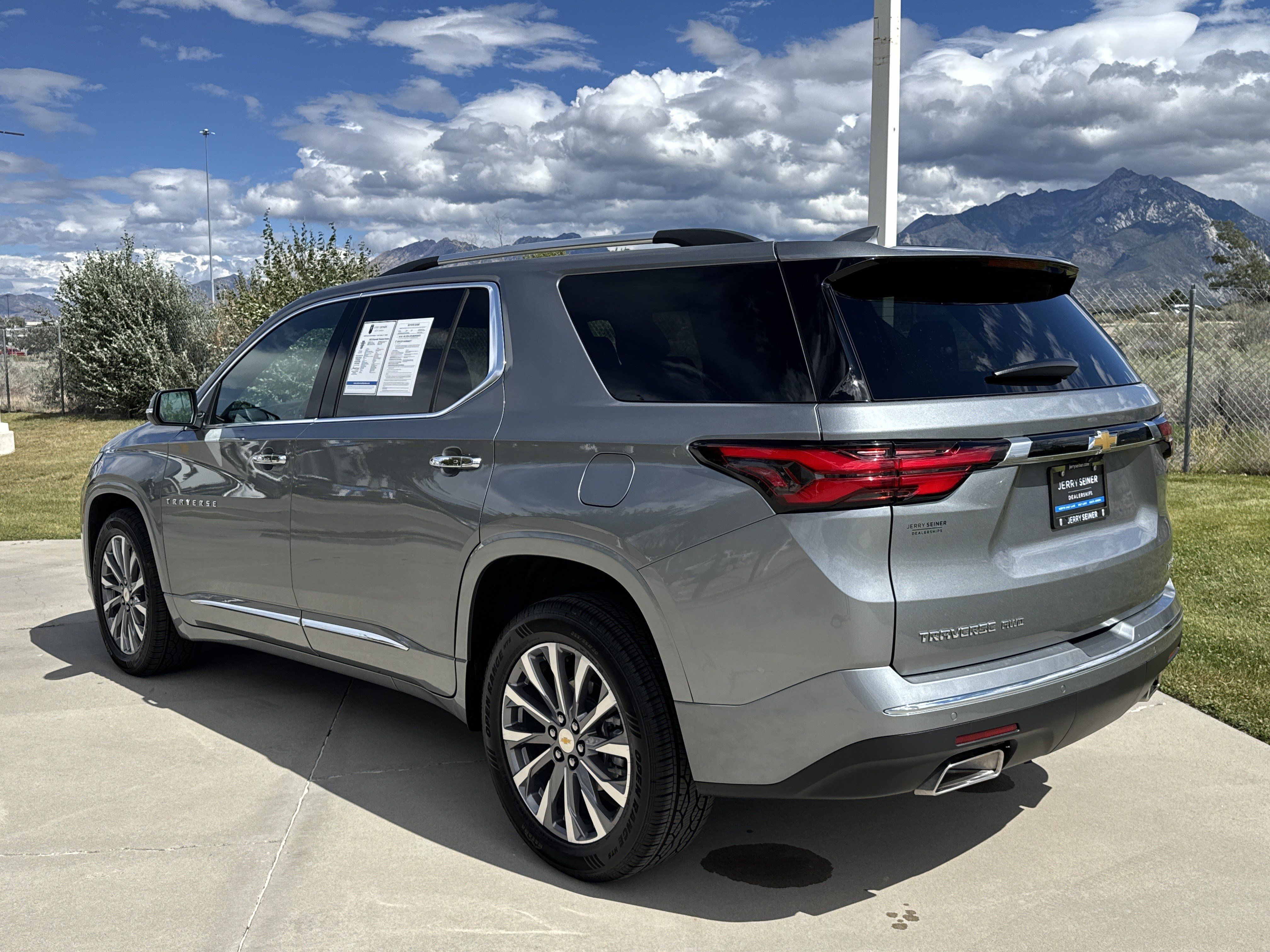 Used 2023 Chevrolet Traverse Premier AWD/4WD image 3