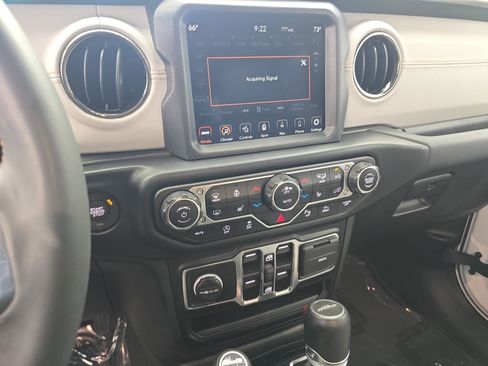 Used 2023 Jeep Gladiator Overland AWD/4WD image 19