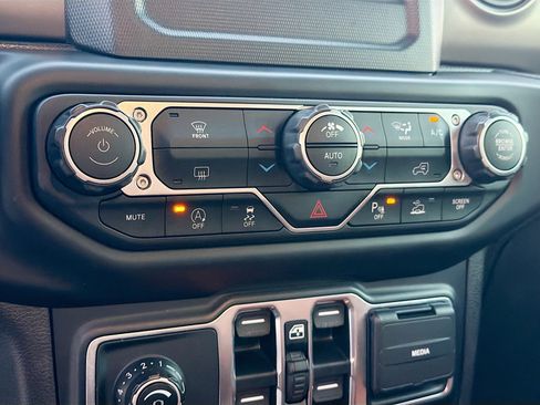 Used 2021 Jeep Gladiator Willys image 29