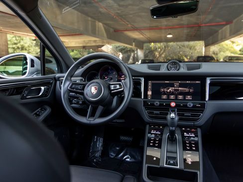 Certified 2025 Porsche Macan AWD/4WD image 39