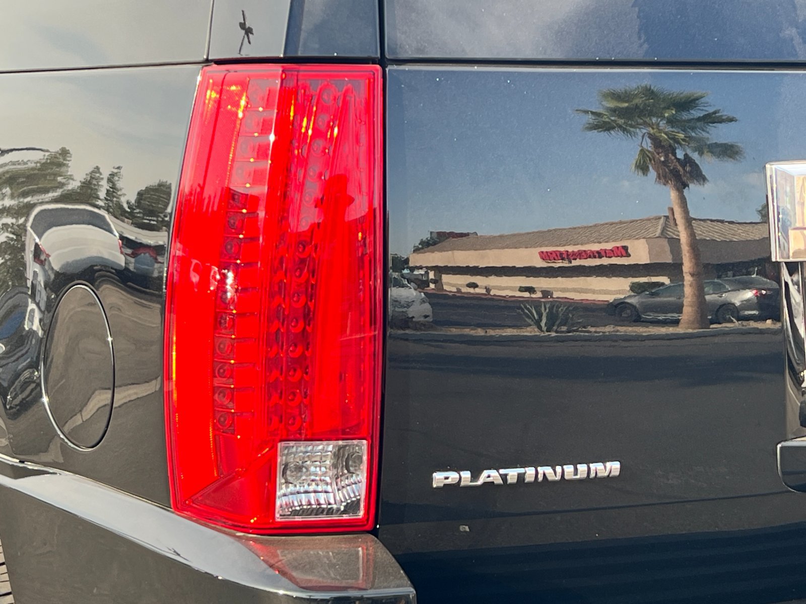 Used 2014 Cadillac Escalade Platinum AWD/4WD image 25