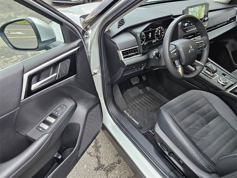 Used 2023 Mitsubishi Outlander SE image 15