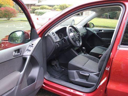 Used 2012 Volkswagen Tiguan S image 5