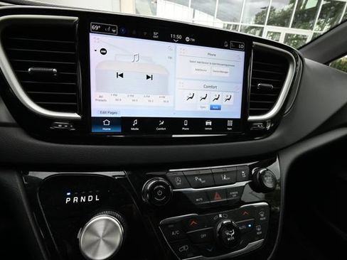 Used 2025 Chrysler Pacifica Select FWD image 14