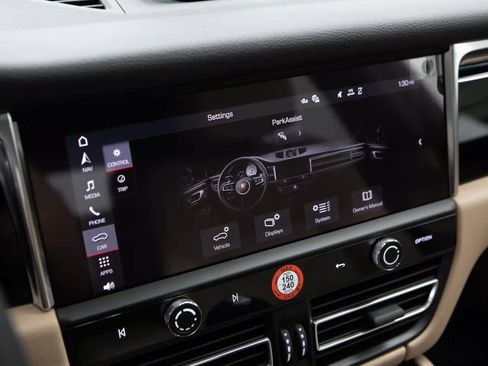 Certified 2025 Porsche Macan image 15