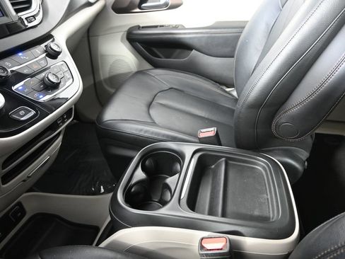 Used 2019 Chrysler Pacifica Touring-L FWD image 35