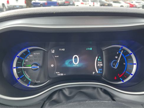 Used 2023 Chrysler Pacifica Touring-L w/ Uconnect Theater Family Group image 14