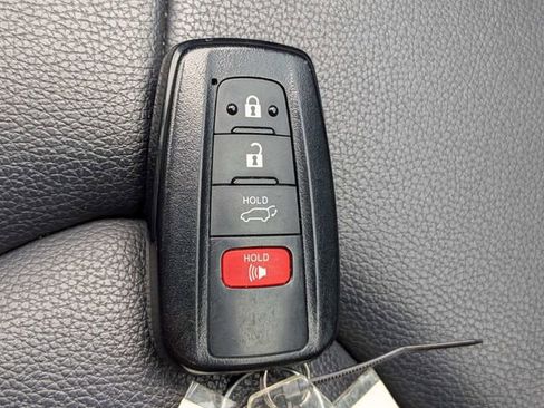 Used 2020 Toyota Highlander XLE FWD image 31