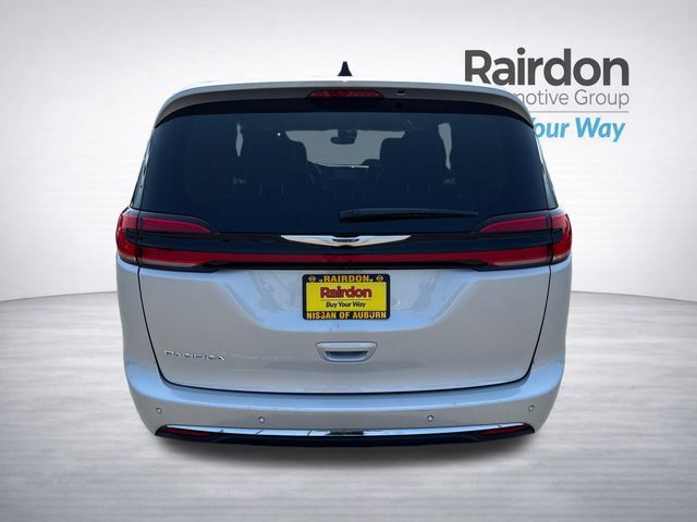 Used 2024 Chrysler Pacifica Touring-L FWD image 6