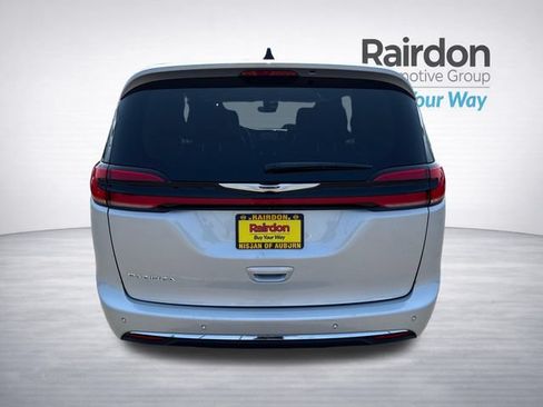 Used 2024 Chrysler Pacifica Touring-L FWD image 6