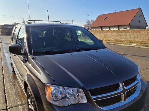 Used 2016 Dodge Grand Caravan SXT image 11