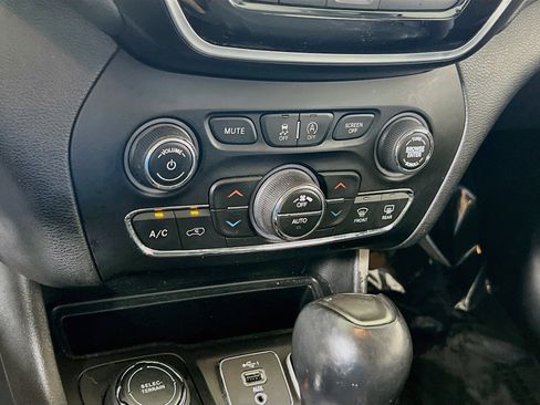 Used 2019 Jeep Cherokee Limited AWD/4WD image 16