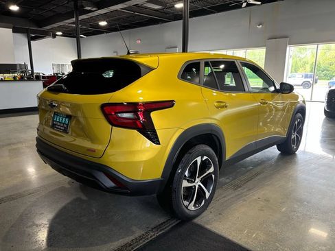 Used 2025 Chevrolet Trax RS w/ Sunroof Package FWD image 4