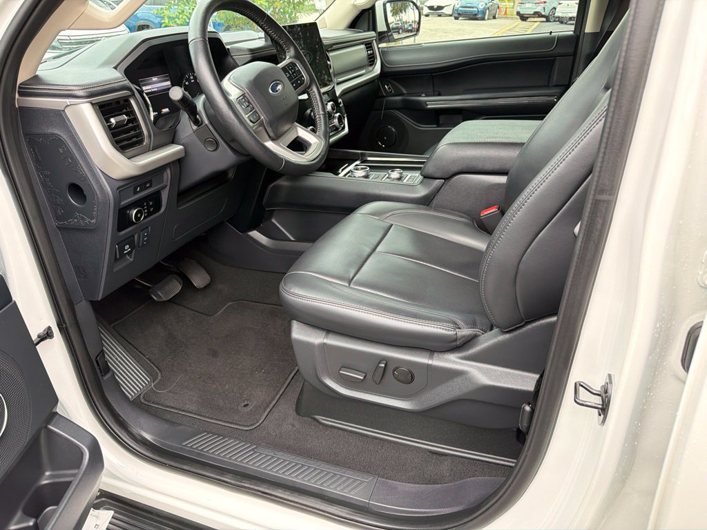 Used 2024 Ford Expedition XLT AWD/4WD image 3