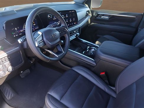 Used 2025 Chevrolet Suburban Z71 image 10