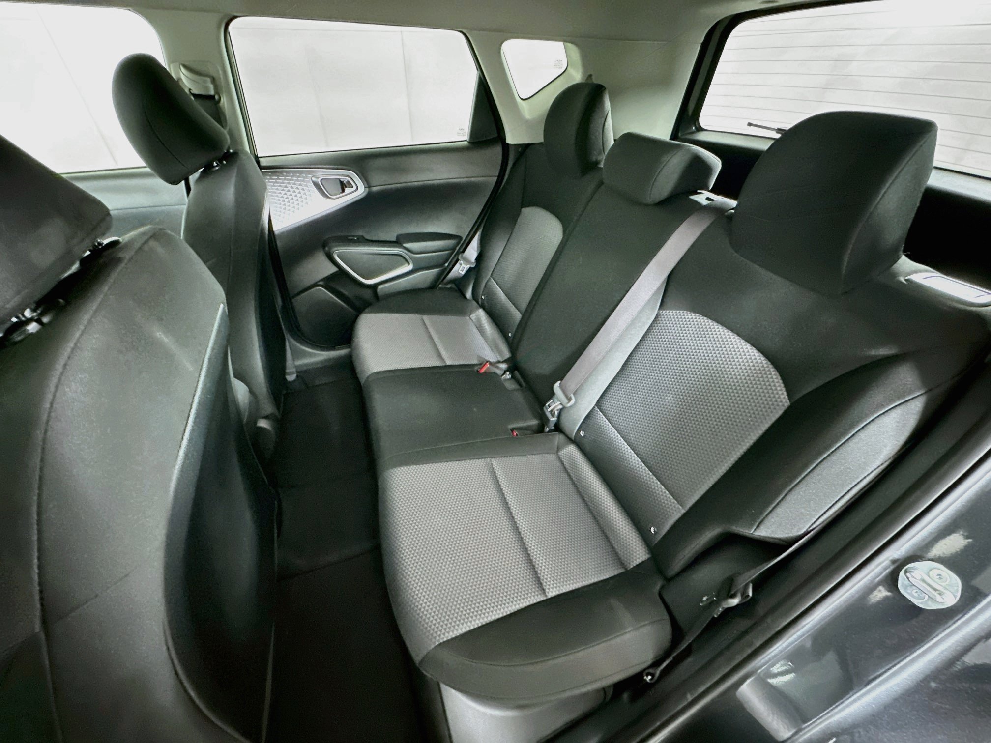 Used 2025 Kia Soul LX w/ LX Technology Package FWD image 26