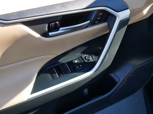 Used 2021 Toyota RAV4 XLE Premium image 19