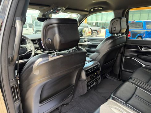 Used 2024 Jeep Wagoneer Series II w/ Flexible Seating Group RWD image 16