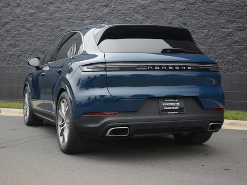 Certified 2025 Porsche Cayenne S AWD/4WD image 3