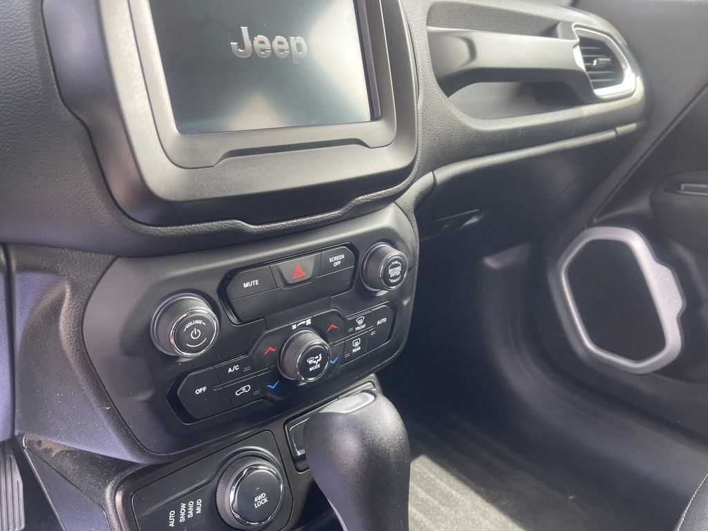 Used 2019 Jeep Renegade Latitude AWD/4WD image 17