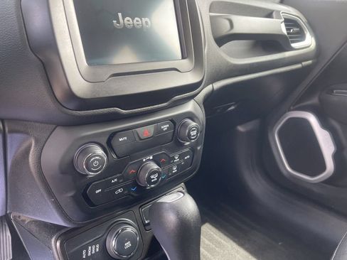 Used 2019 Jeep Renegade Latitude AWD/4WD image 17