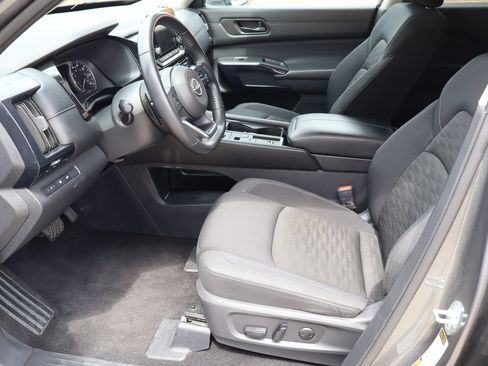 Used 2025 Nissan Pathfinder SV FWD image 16