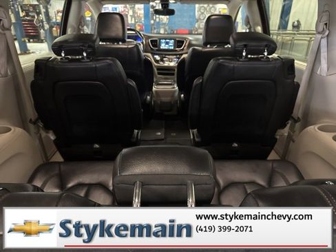 Used 2019 Chrysler Pacifica Touring-L image 11