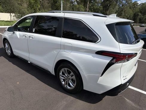 Used 2026 Toyota Sienna Limited FWD image 4